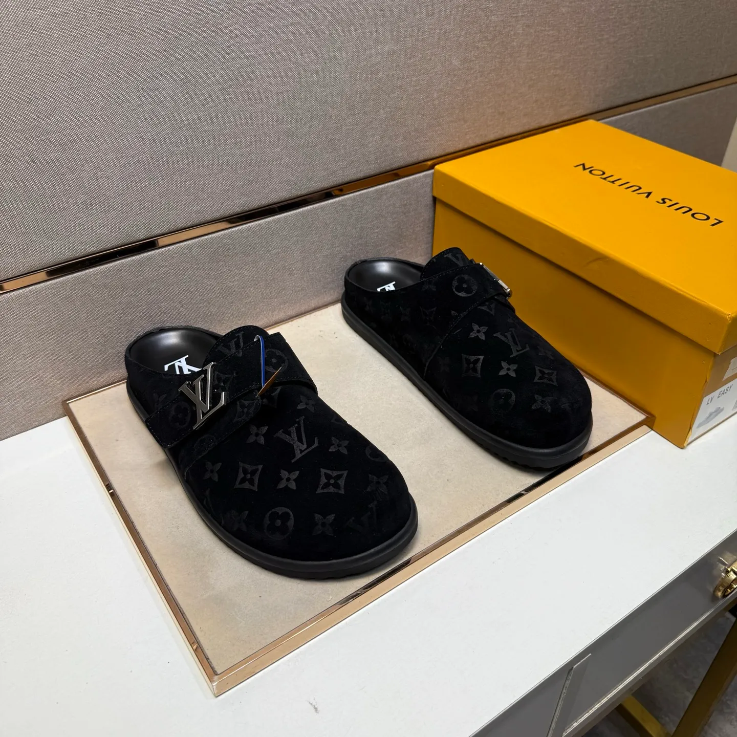 Men's men's shoes 💰pp540 [LV～] Men's casual half slippers 2025z cabinet sales simultaneously 🔶Size: 39-44 #️⃣ 🔷4 colors🔜The upper is made of multi-material splicing ➕Genuine leather lining, comfortable and breathable, sole: original comfortable and wear-resistant outsole, ⚠️Real thing📱Photographed🎬The real thing is better📢📢📢